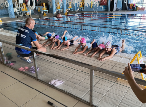 Dzieci pływają w basenie