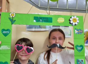 Uczniowie pozują w ramce